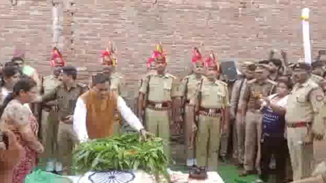 बीएसएफ में शहीद हुए भर्रापर के जवान धीरज कुमार का पार्थिव शरीर पहुंचा पैतृक गांव जहां जिले आला अधिकारी मौजूद