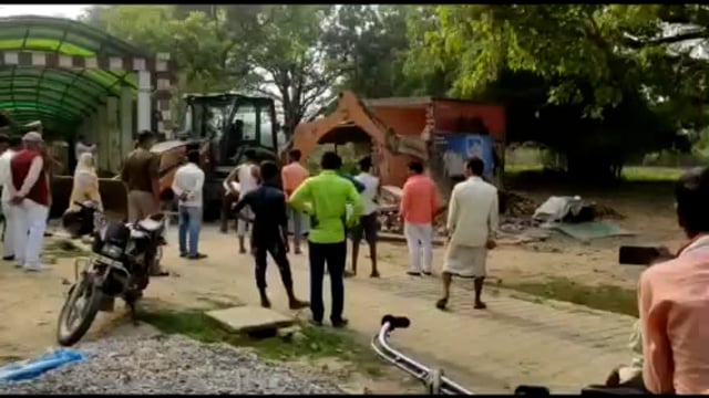 गोंडा :डीएम ने की बड़ी कार्रवाई 10 स्थानों पर अवैध किए गए अतिक्रमण को हटवाया