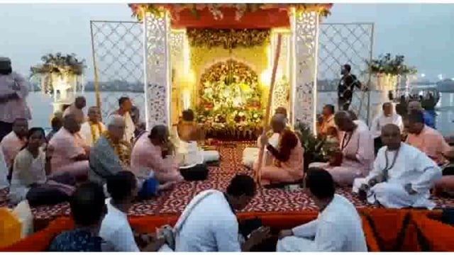श्री श्री राधा वृंदावन चंद्र को तीसरे दिन यमुना जी में भक्तों ने कराया नौका विहार।