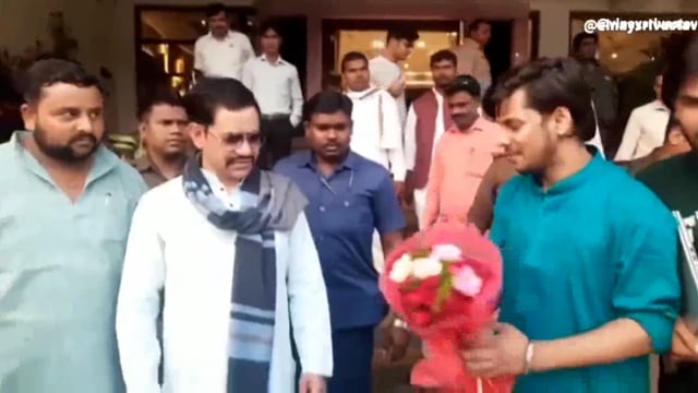 भाजपा सांसद दिनेश लाल यादव निरहुआ ने बेटी बचाओ बेटी पढ़ाओ गीत का किया विमोचन