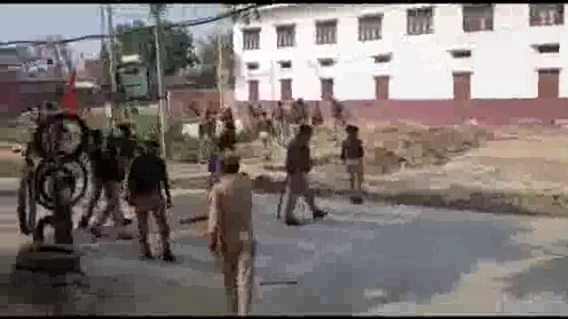 अंबेडकरनगर: भीमराव अंबेडकर के प्रतिमा पर अराजकतत्वों ने पोती काली महिलाओं ने किया जमकर विरोध पुलिस ने बरसाई लाठी