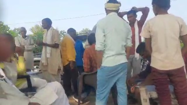 नवाबगंज क्षेत्र के चौघड़िया गांव में पति-पत्नी के बीच हुई मारपीट लोगों ने कराया समझौता