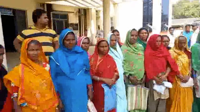 सुखाड़ आपदा राशि से वंचित मिन्नतनगर की महिलाओं ने अंचल कार्यालय पहुंच किया प्रदर्शन