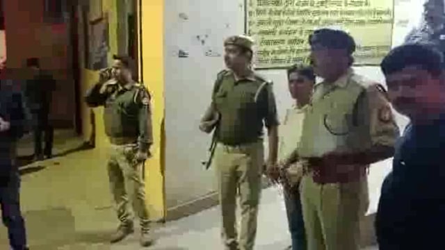 अजीतमल कोतवाली क्षेत्र में रोडवेज़ में कार के घुसने के बाद अस्पताल पहुंचे एएसपी औरैया