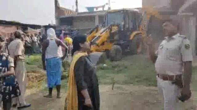 तारापुर में अतिक्रमणकारियों पर चला प्रशासन का बुलडोजर भारी मात्रा में पुलिस बल की मौजूदगी