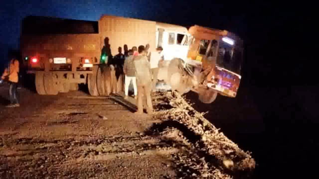 लोहखनिज वाहतूक करणाऱ्या वाहनाचा भीषण अपघात