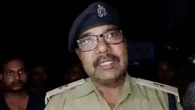 नेशनल हाईवे पर भीखेपुर ओवरब्रिज पर हुए सड़क हादसे की जानकारी देते एसपी औरैया