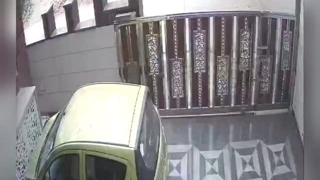 श्रीकृष्ण जन्मभूमि के पास दिनदहाड़े बाइक सवारों ने महिला की चेन लूटी, धक्का देकर हुए फरार