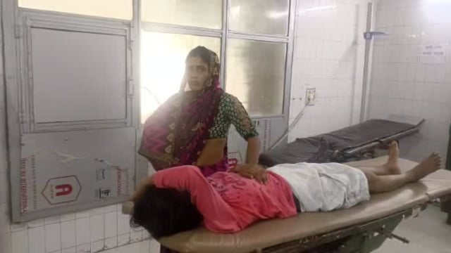 सड़क किनारे खड़ी किशोरी को बाइक सवार ने टक्कर मारकर किया घायल
