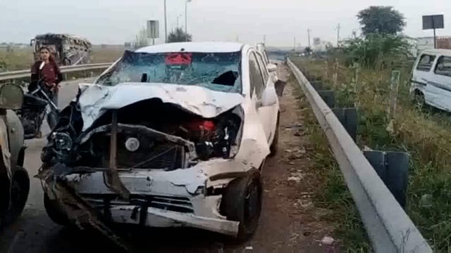 यमुना एक्सप्रेस वे पर फिल्मी स्टाइल में भिड़ीं कार आगे चल रही कार में बैठे तीन लोगों की मौत
