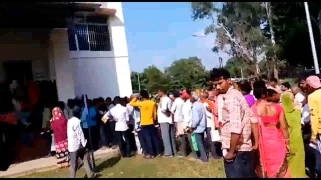 बेलहर प्रखंड में सुखाड़ प्रभावित सहायता राशि को लेकर आरटीपीएस काउंटर में लगी किसानों की भीड़*