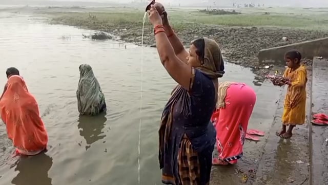 सीतापुर: कार्तिक पूर्णिमा पर श्रद्धालुओं ने मढ़ियाघाट पर आदिगंगा गोमती में किया स्नान, बाबा पारसनाथ महादेव के किये दर्शन
