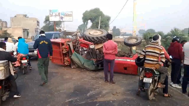 वृंदावन डांगोली रोड पर पानीगांव के समीप अज्ञात बाइक को बचाने के चक्कर में बीच सड़क पर पलटा ट्रैक्टर।