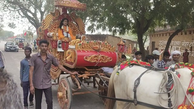 कर्माजीत पट्टी में संपन्न हुई कलश यात्रा शुरू हुआ रजत रसराज महाराज के मुखर बिदू से राम कथा का आयोजन उमड़ रही भीड़,