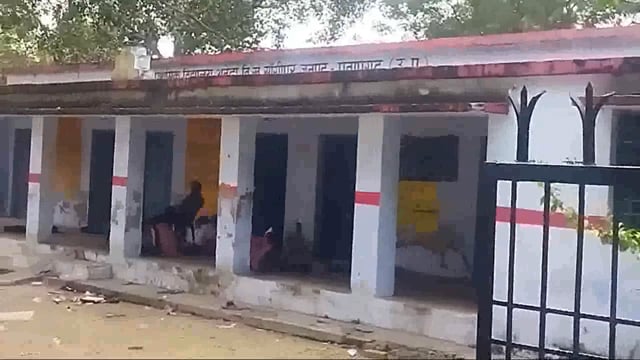 विद्यालय का टूटा गेट, हादसा को दे रहा खुला निमंत्रण
विद्यालय की रंगाई पुताई ना होने से लग रहा भूतबंगला
अठेहा उ0 प्रा0वि0
