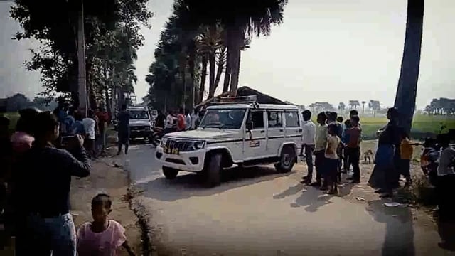 अमरपुर थाना क्षेत्र के मौलानाचक गांव में वारंटीओं को पकड़ने गई टाइगर मोबाइल के जवानों से हमलावरों ने दो पिस्टल छीना