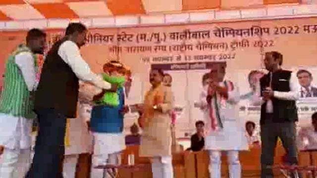 डिप्टी सीएम के ना आने पर कौशांबी के सांसद विनोद सोनकर ने किया वॉलीबॉल प्रतियोगिता का शुभारंभ