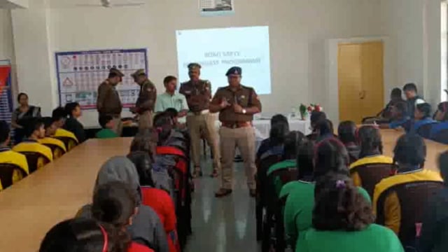 यातायात माह नवंबर को लेकर SP अमित कुमार आनंद द्वारा केंद्रीय विद्यालय नौगढ़ में विद्यार्थियों को पढ़ाया गया यातायात जागर