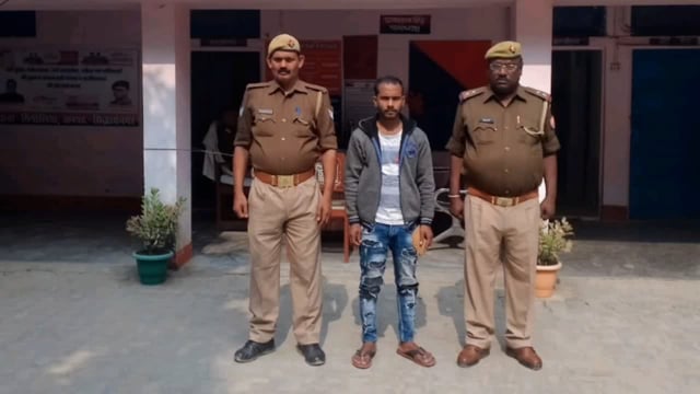 मिश्रौलिया पुलिस ने कस्बा चेतिया से वांछित चल रहे एक अभियुक्त को किया गिरफ्तार ।