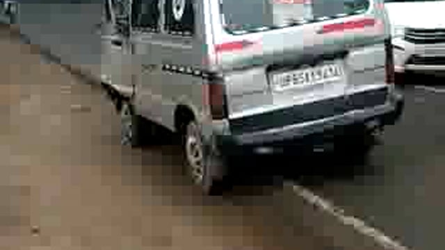 टैंक चौराहे पर स्कूली बैन व बाइक की हुई भिड़ंत बच्चे हुए घायल वैन चालक मौके से हुआ फरार