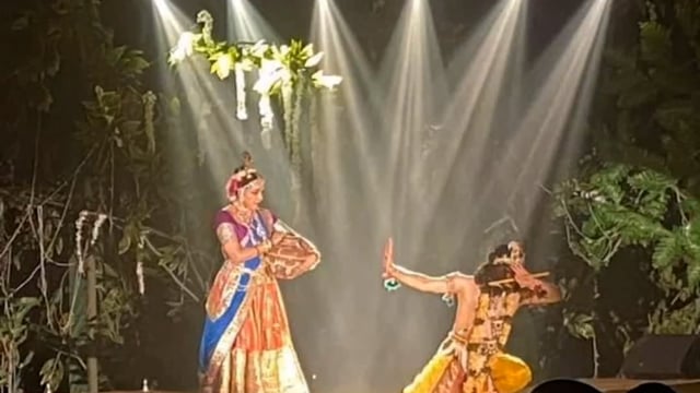 मथुरा सासंद हेमा मालनी ने राधा बन रचाया महारास माँ यशोदा के गीतों पर किया नृत्य बांसुरी व घुघुरुओ की आवाज से गुजा मथुरा 