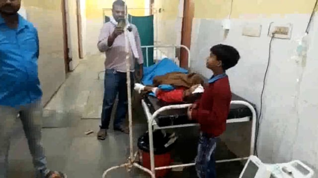 देररात मेला देख कर वपास लौट रहे मोटरसाइकिल सवारों को सिलोखरा में अज्ञात ट्रक ने मारी ठोकर पाँच लोगों को आई गंभीर चोटें