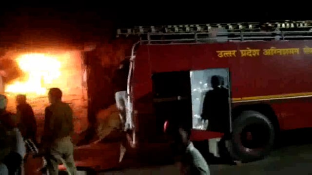 ऑटो पार्ट्स की दुकान में सार्ट सर्किट से लगी आग,पांच हजार की नगदी सहित अठारह लाख रूपये का सामान जलकर राख।