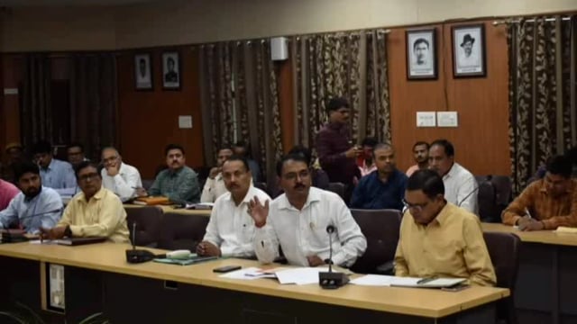 मनरेगा में गड़बड़ी पर DM की बड़ी कार्रवाई, आठ अधिकारियों से होगी वसूली- दो पर FIR दर्ज ।