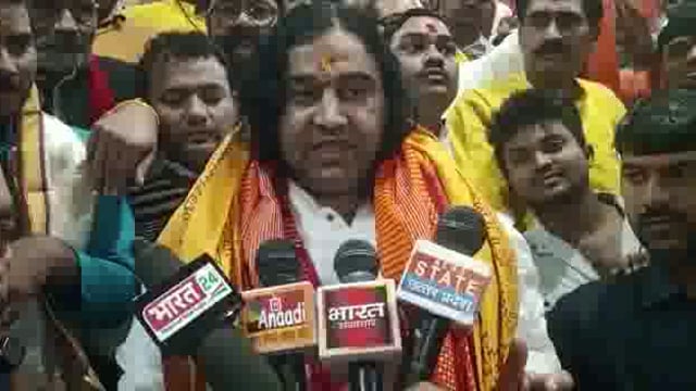 कथा वाचक देवकी नंदन महाराज पहुंचे कड़ा धाम। किया शीतला माता के दर्शन