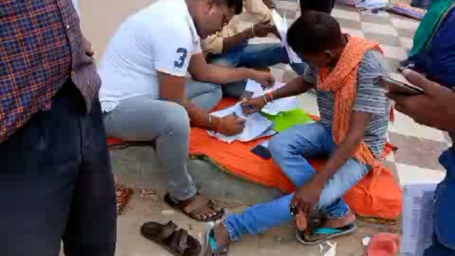 सुखाड़ आपदा राशि के लिए प्राप्त आवेदनों का बटसार के मुखिया द्वारा अंचल कार्यालय धोरैया में किया जा रहा सत्यापन