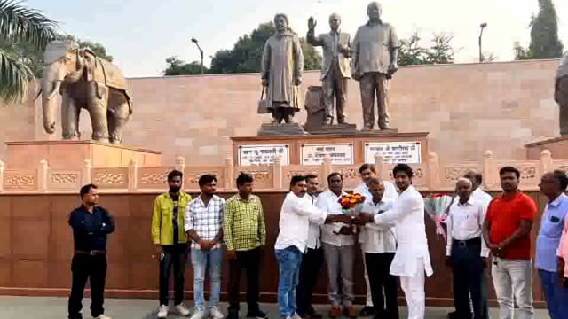 सपा नेता विजय यादव अपने सैकड़ों समर्थकों के साथ लखनऊ में बसपा में हुए शामिल ।