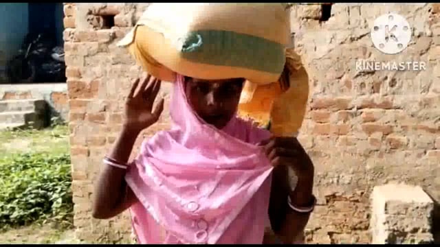 डीलर द्वारा कम अनाज देने की शिकायत पर उप प्रमुख फुल्लीडुमर में लाभुकों से पूछा तो कम अनाज एवं अधिक कीमत लेने की बात कही