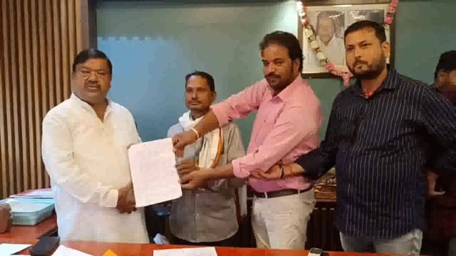 कटिहार विधान पार्षद के कक्ष में हसनगंज प्रखंड के वार्ड सदस्यों ने जेई पर बदसलूकी का आरोप लगाते हुए मांग पत्र सौंपा