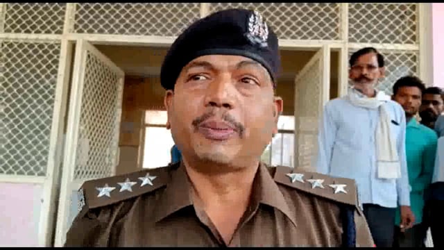 टेम्पो में भूसा जैसे छात्रों को भरने व बाइक सवार को बचाने में टेम्पो पलटी, घायलों का चल रहा ईलाज
सीओ रामसूरत सोनकर बाइट