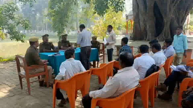 साइबर अपराध की घटना होने पर 1930 या 112 पर करें कॉल त्रिलोकपुर थाने में बैठक में थाना अध्यक्ष त्रिलोकपुर ।