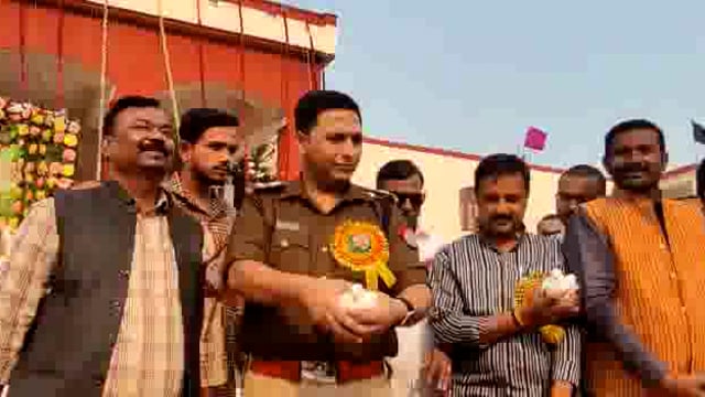जालौन
खेलकूद को बढ़ावा देने के लिए पुलिस अधीक्षक ने उड़ाए शांति के प्रतीक सफेद कबूतर 