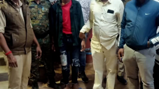 लखीसराय पुलिस एवं बंगाल पुलिस की संयुक्त छापेमारी में शहर के चितरंजनरोड से विस्फोटक पदार्थ के अभियुक्त को किया गिरफ्तार 