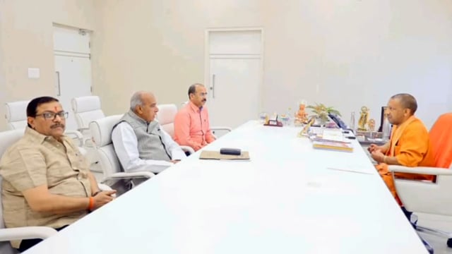 बाढ़ व अतिवृष्टि क्षतिग्रस्त सड़कों के पुनर्निर्माण हेतु डुमरियागंज सांसद जगदंबिका पाल ने लखनऊ में CM योगी से की मुलाकात