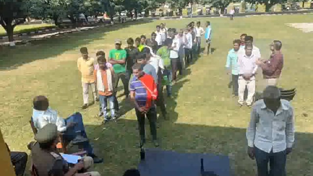 यातायात माह नवंबर को लेकर यातायात पुलिस द्वारा पुलिस लाइन में वाहन चालकों के सेहत कि की गई जाँच ।