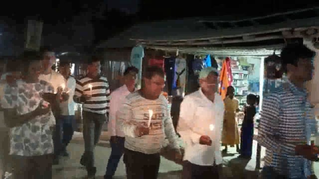 महावीर चौक पर बबैया में महिला से सामूहिक दुष्कर्म करने वाले आरोपियों की गिरफ्तारी के लिए लोगों ने निकाला कैंडल मार्च