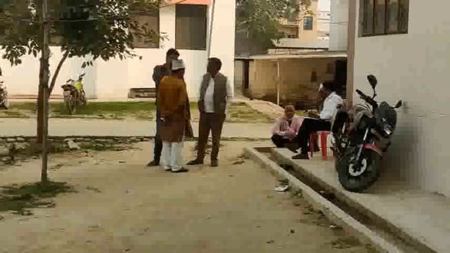 इटवा थाने में शिकायत लेकर पहुंचे पीड़ित ने सुनाई अपनी पीड़ा कहां माता-पिता ही नहीं मुझे भी पीटती है पत्नी ।