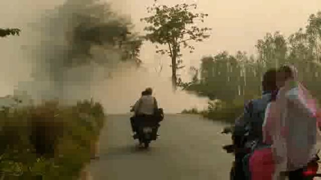 जिम्मेदारों के आदेशों को नहीं मानते नगर पंचायत इटवा के कर्मचारी कारहिया पुल से पहले जल रहा नगर पंचायत का कचरा