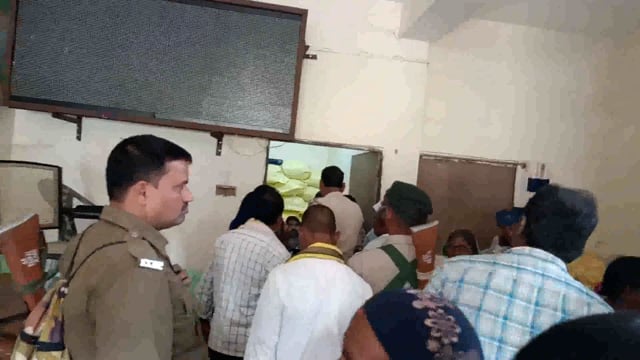 सूरजगढ़ा में किसानों को बीज लेने में हो रही थी परेशानी को देखते हुए पुलिस प्रशासन के द्वारा बीज का वितरण कराया गया