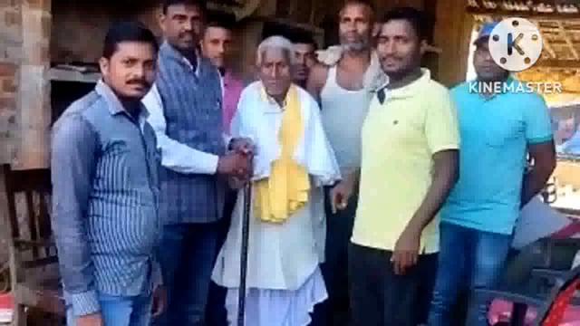 तेलिया पहाड़ पंचायत के मुखिया विनय कुमार सिंह ने 70 वर्षीय वृद्ध को किया सम्मानित