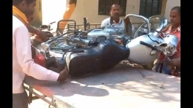 *पसिया मोड़ से लावारिस अवस्था में पड़े बुलेट को पुलिस ने किया जब्त, पुलिस मामले को लेकर कर रही छानबीन*