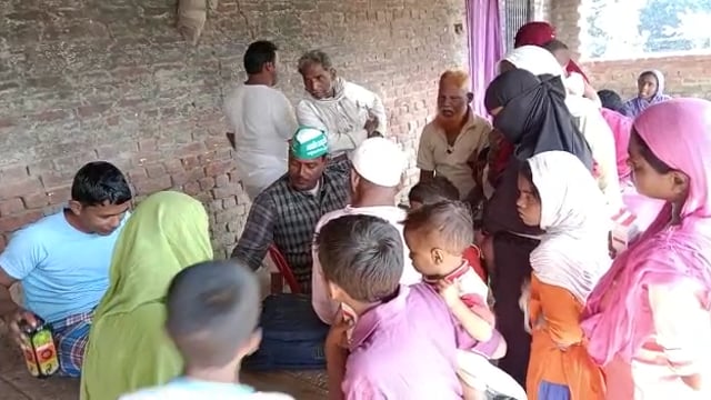 जिला अध्यक्ष ओमप्रकाश शर्मा के द्वारा बांटी गई बाल वर्धक दवाइयां