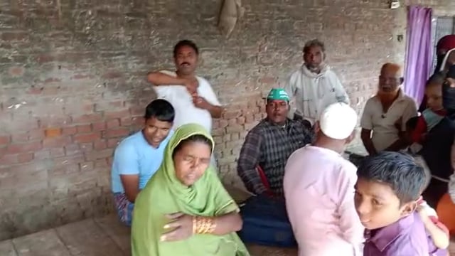 जिला अध्यक्ष ओमप्रकाश शर्मा के द्वारा बांटी गई बाल वर्धक दवाइयां