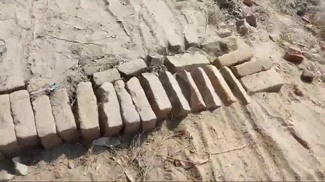 पूर्व में बिछे खडंजा को उखाड़ कर उसी ईंट से बिछाया खडंजा, मनरेगा अपूर्ण कार्यों का भुगतान पूर्ण
बाबागंज ब्लाक ग्राम बकोल