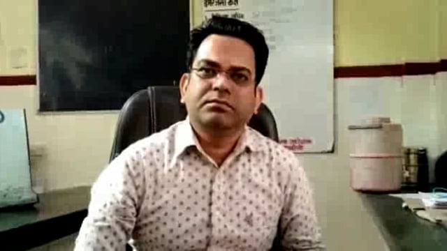 शिवगढ़ थाना क्षेत्र में अनियंत्रित ट्रैक्टर पलटने से एक युवक की मौत दूसरे की हालत गंभीर डॉक्टर ने मामले की जानकारी।