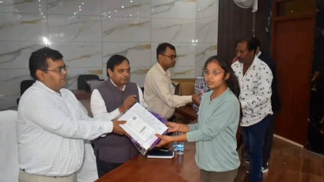 नीट एवं JE कि तैयारी कर रहे बच्चों में डीएम ने अंबेडकर सभागार में वितरित किया टैबलेट ।